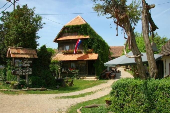 Rural Tourism Family Ravlic Pensionat Muzilovcica Exteriör bild