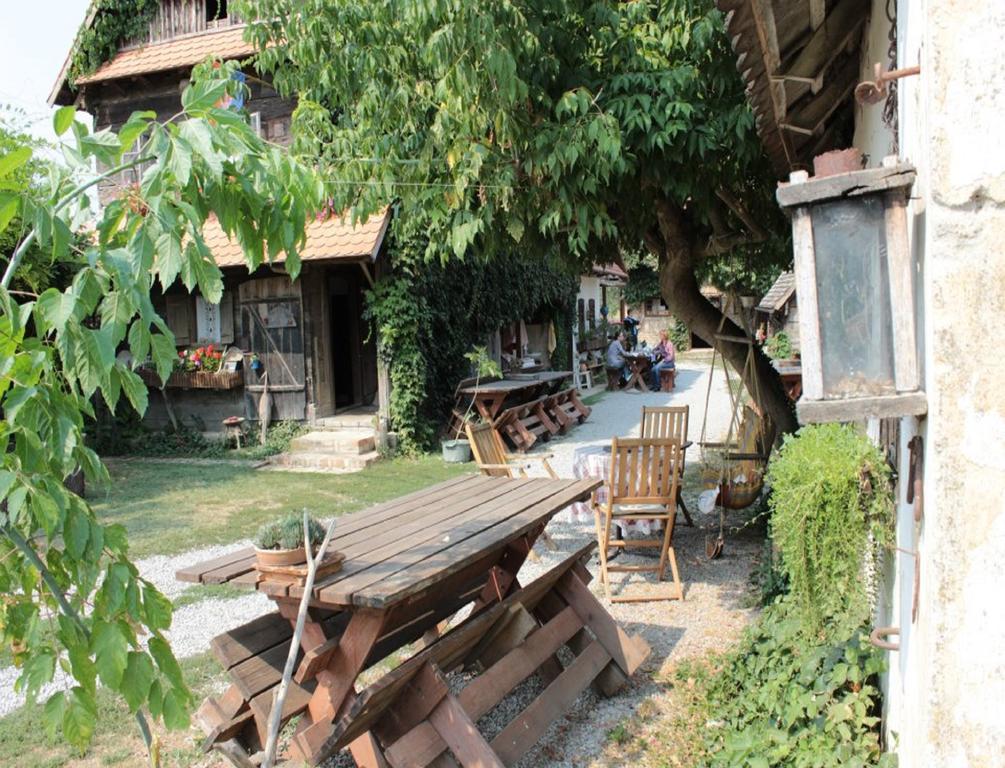 Rural Tourism Family Ravlic Pensionat Muzilovcica Exteriör bild